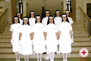 Gruppo di sorelle nel giorno del diploma